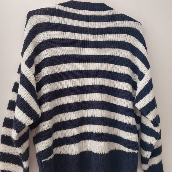 H&M  Crewneck Loose-Knit Sweater Size: L Color: Blue/ White  Stripe - Picture 9 of 10